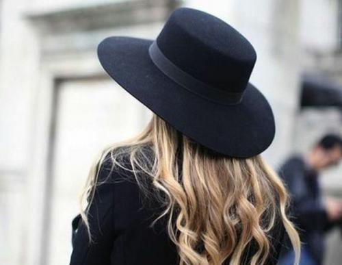 С чем носят пальто женское головной убор. Как выбрать шапку к пальто по цвету? 12