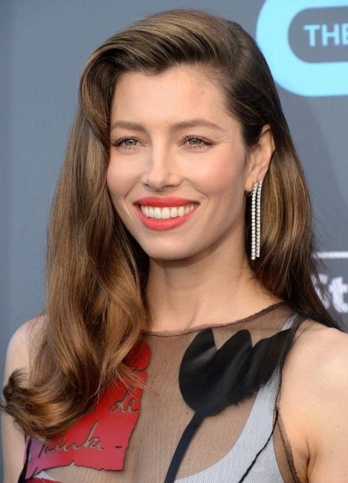 Цвет волос для бледной кожи и голубых глаз. Идеальный цвет волос для голубых глаз: как выбрать