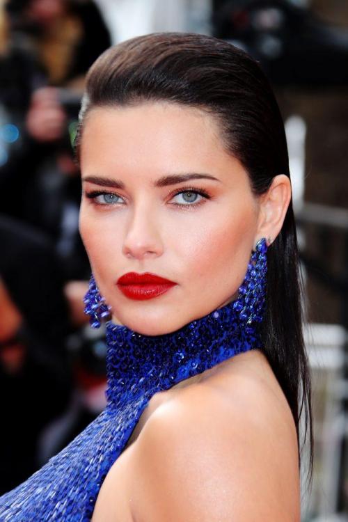 Цвет волос для бледной кожи и голубых глаз. Идеальный цвет волос для голубых глаз: как выбрать