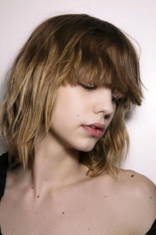 Черные волосы с челкой макияж. Правила макияжа для девушек с челкой