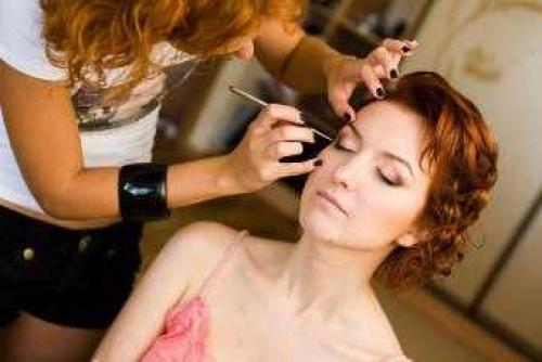 Мастера по макияжу и прическам.