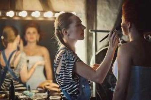 Мастера по макияжу и прическам.