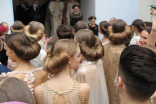 Прическа Шанель 2019. Прически на шоу Chanel: стилист Сэм МакНайт вдохновился Пабло Пикассо?