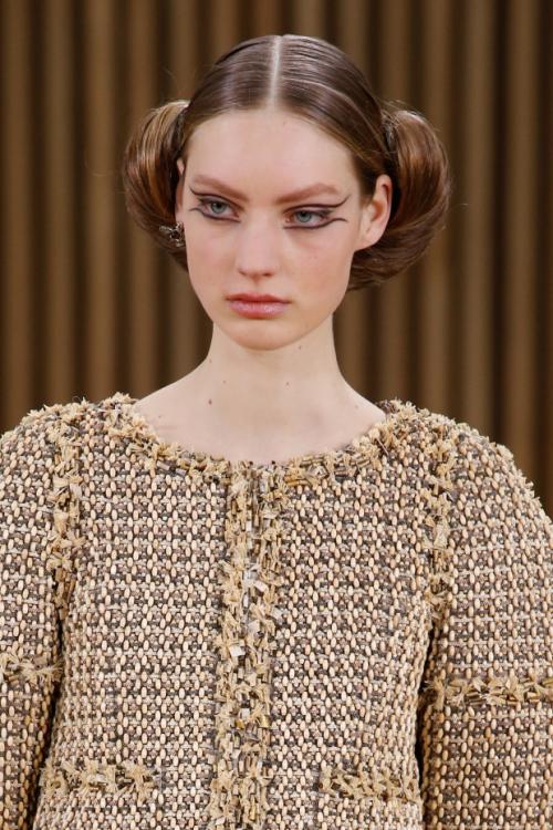 Прическа Шанель 2019. Прически на шоу Chanel: стилист Сэм МакНайт вдохновился Пабло Пикассо?
