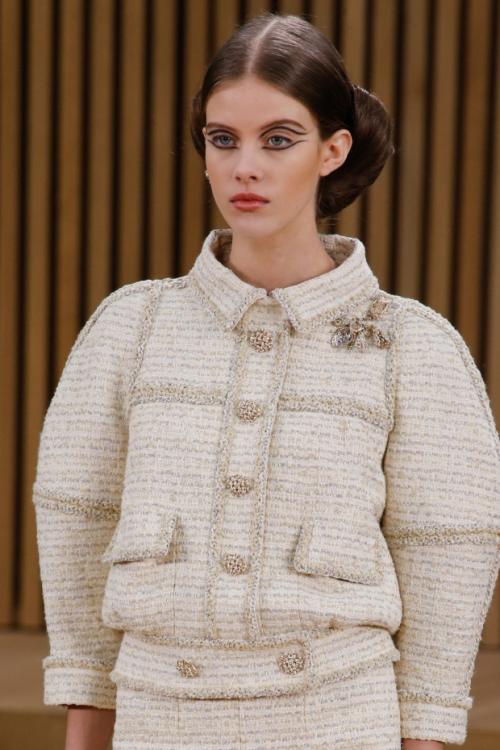 Прическа Шанель 2019. Прически на шоу Chanel: стилист Сэм МакНайт вдохновился Пабло Пикассо?