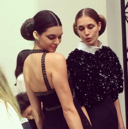 Прическа Шанель 2019. Прически на шоу Chanel: стилист Сэм МакНайт вдохновился Пабло Пикассо?