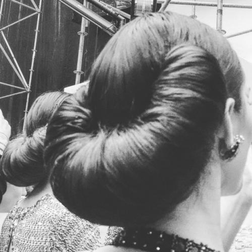 Прическа Шанель 2019. Прически на шоу Chanel: стилист Сэм МакНайт вдохновился Пабло Пикассо?