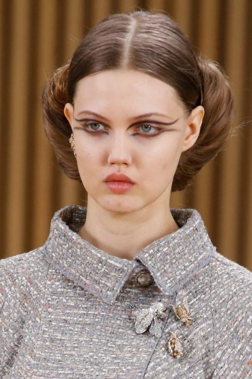 Прическа Шанель 2019. Прически на шоу Chanel: стилист Сэм МакНайт вдохновился Пабло Пикассо?