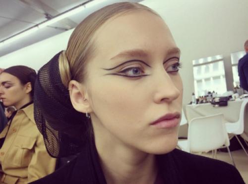 Прическа Шанель 2019. Прически на шоу Chanel: стилист Сэм МакНайт вдохновился Пабло Пикассо?