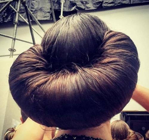 Прическа Шанель 2019. Прически на шоу Chanel: стилист Сэм МакНайт вдохновился Пабло Пикассо?