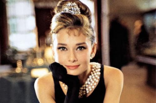 Прическа, как у Одри Хепберн в Завтрак у Тиффани. Совет 2 : Прическа Одри Хепберн из фильма «Завтрак у Тиффани»
