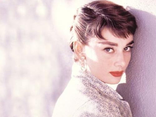 Прическа Одри Хепберн, как сделать. Прически Одри Хепберн, повторяем укладки из легендарных фильмов