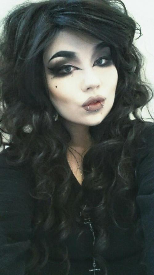 Готический стиль в прическах. Готические прически - способ выделиться?