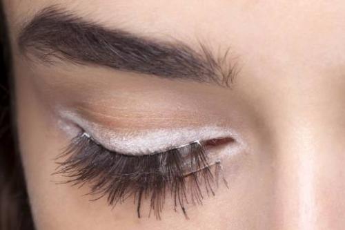 Макияж с белым карандашом для глаз. Белый карандаш для глаз: зачем нужен и как его использовать?