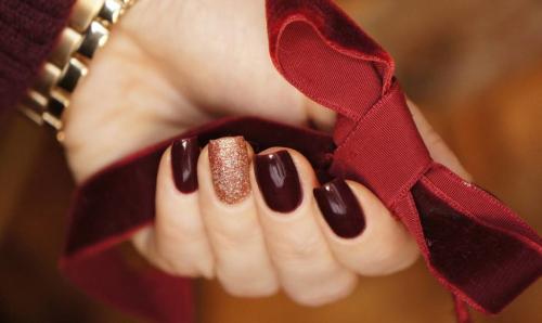 Какой маникюр подойдет под бардовое платье. Маникюр к бордовому платью