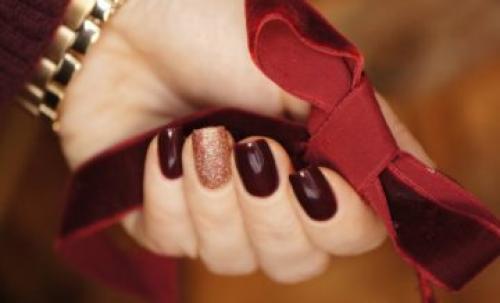 Гель-лак под бордовое платье. Какой маникюр подходит под бардовое платье