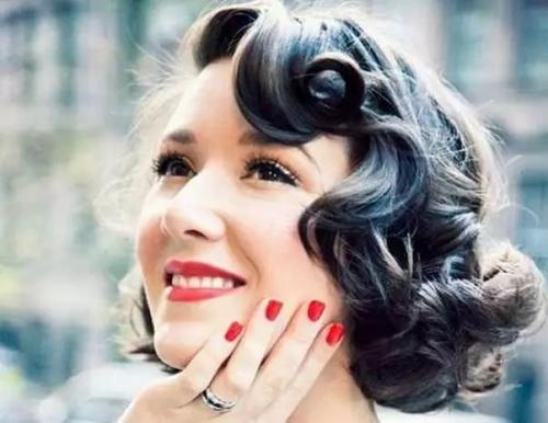 Как заколоть волосы каре. Прически для каре в домашних условиях