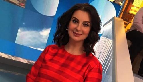 Стриженова дура. Екатерина Стриженова продолжит работать на Первом и вести программу «Время покажет». Несмотря на возмущение зрителей, считающих, что звезда не разбирается в политике, руководство канала не собирается ее увольнять.