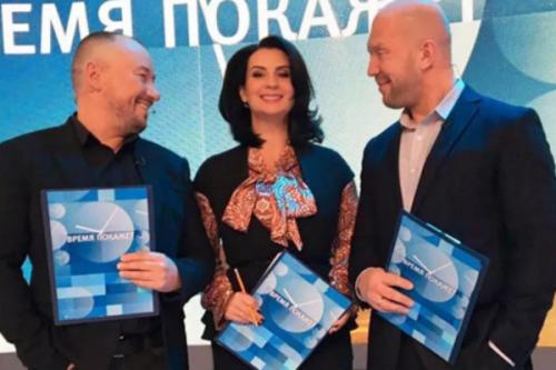 Стриженова дура. Екатерина Стриженова продолжит работать на Первом и вести программу «Время покажет». Несмотря на возмущение зрителей, считающих, что звезда не разбирается в политике, руководство канала не собирается ее увольнять.