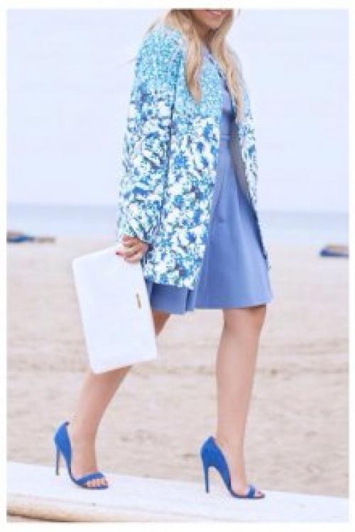 С чем носить голубые босоножки