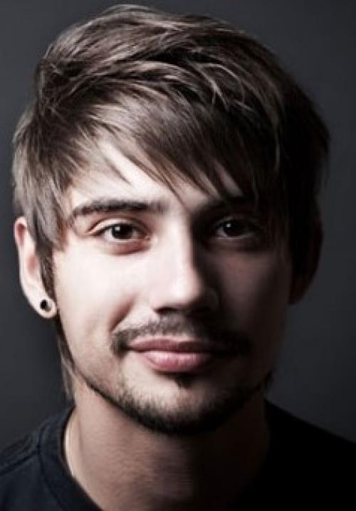 Как уложить короткую челку на бок мужчине. Популярные мужские стрижки с длинной челкой