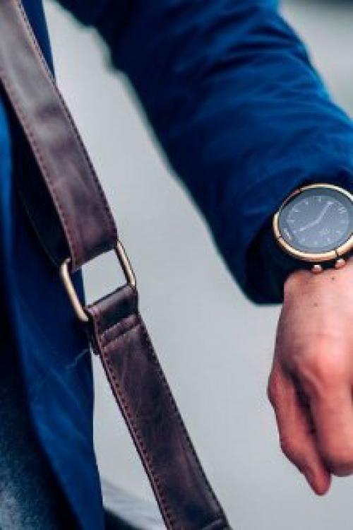 На какой руке носить часы парню. На какой руке нужно носить часы