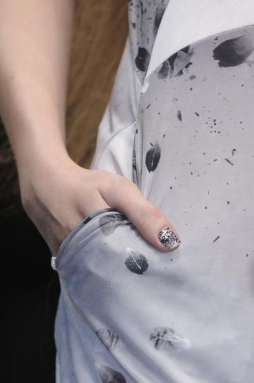 Маникюр под серебристое платье. Маникюр под серое платье: 20 идей