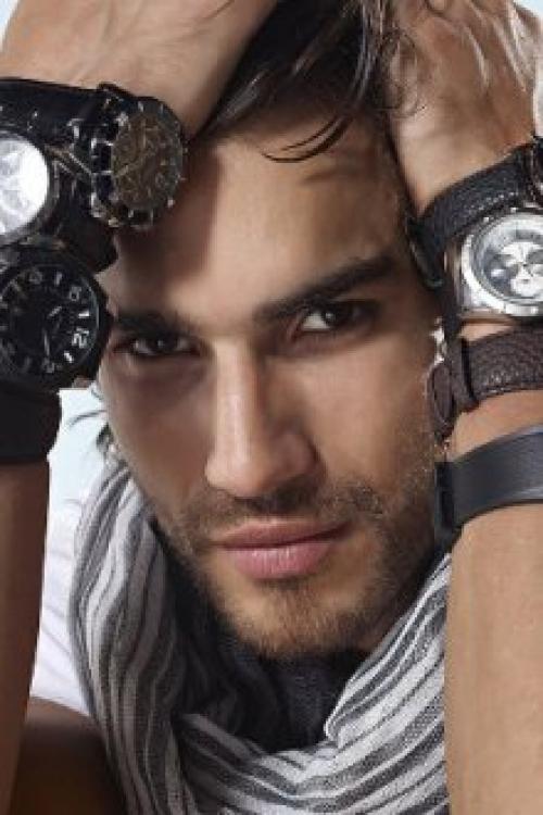 На какой руке носить часы парню. На какой руке нужно носить часы