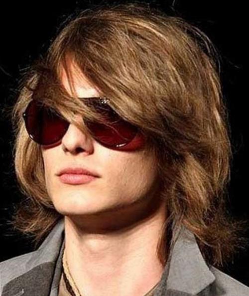 Как уложить короткую челку на бок мужчине. Популярные мужские стрижки с длинной челкой