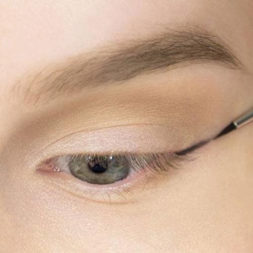 Макияж легкий со стрелками. Пошаговый макияж со стрелками и тенями