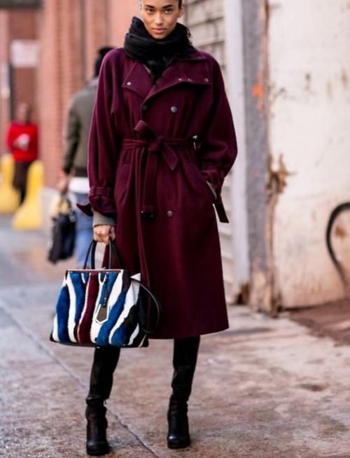 Какой цвет сочетается с бордовым пальто. Кто может носить пальто?