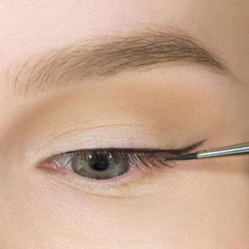 Макияж легкий со стрелками. Пошаговый макияж со стрелками и тенями