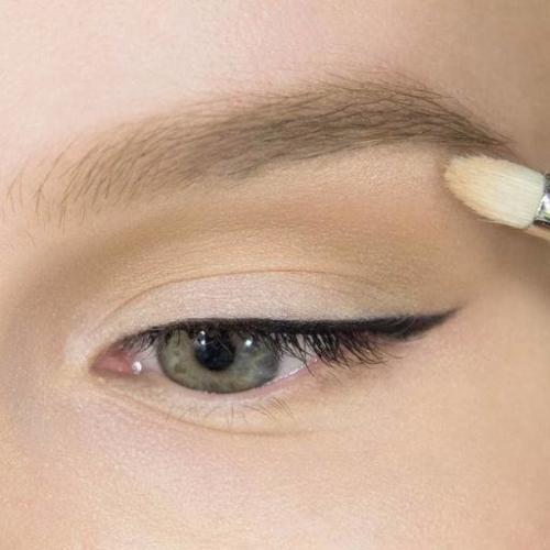 Макияж легкий со стрелками. Пошаговый макияж со стрелками и тенями