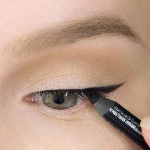 Макияж легкий со стрелками. Пошаговый макияж со стрелками и тенями