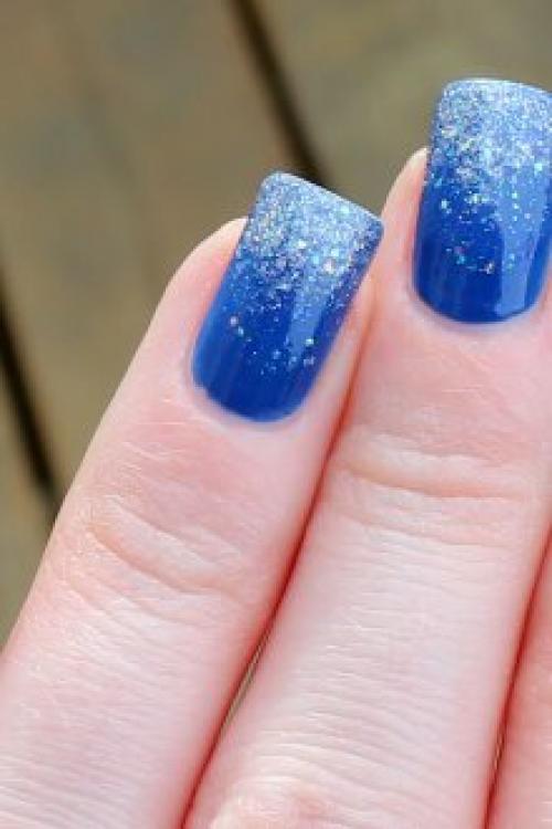 Маникюр с синим с блестками лаком. 
