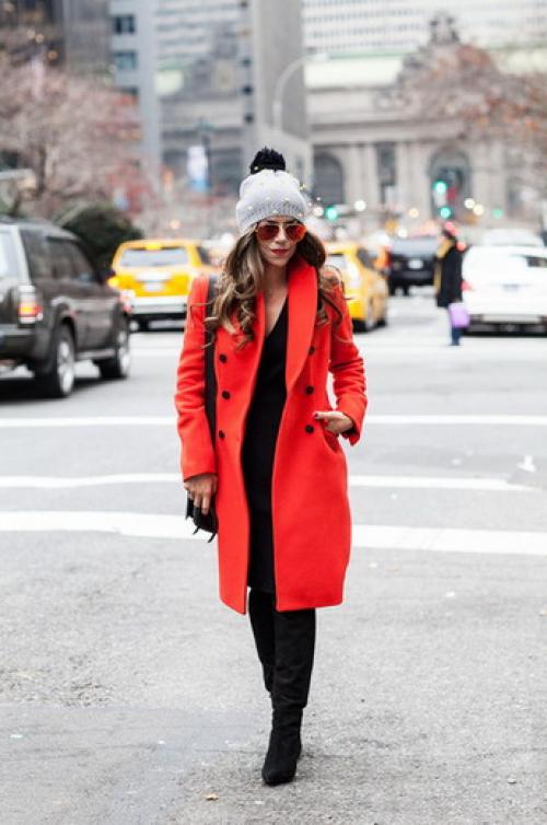 Зеленое пальто с какой шапкой носить. Шапки к яркому красному пальто 09