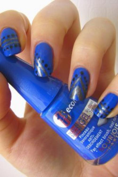 Маникюр с синим с блестками лаком. 
