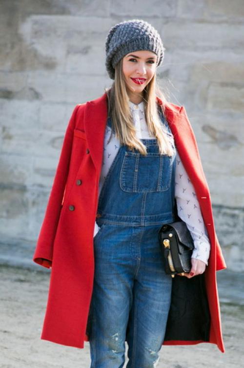 Зеленое пальто с какой шапкой носить. Шапки к яркому красному пальто 05