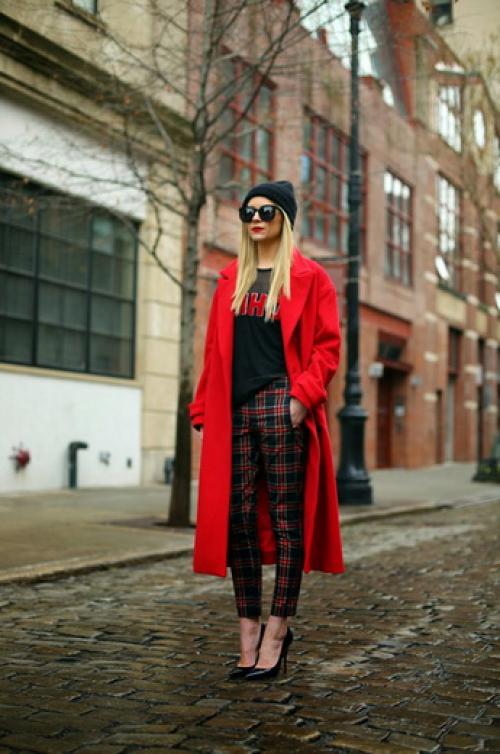 Зеленое пальто с какой шапкой носить. Шапки к яркому красному пальто 10