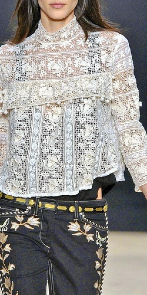 С чем носить бежевую кружевную блузку. С чем носить кружевные блузки