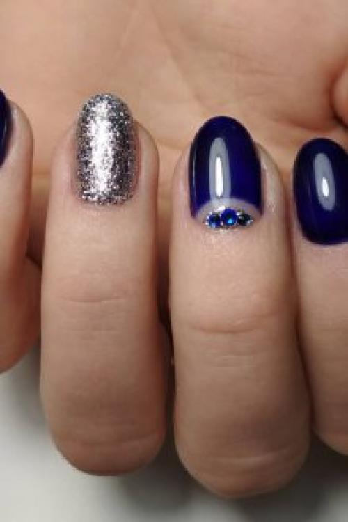 Маникюр с синим с блестками лаком. 