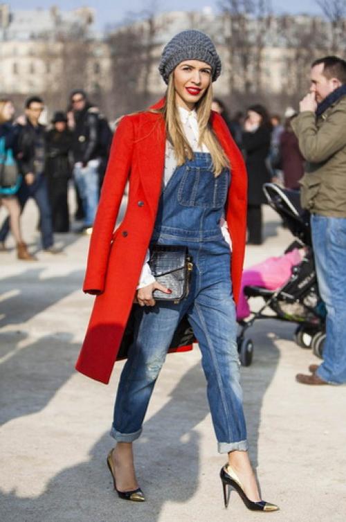 Зеленое пальто с какой шапкой носить. Шапки к яркому красному пальто 04