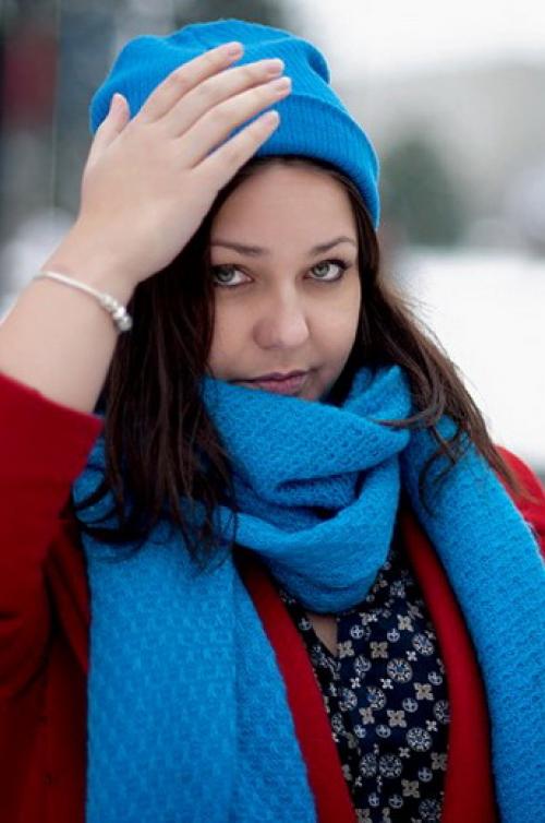 Зеленое пальто с какой шапкой носить. Шапки к яркому красному пальто 03