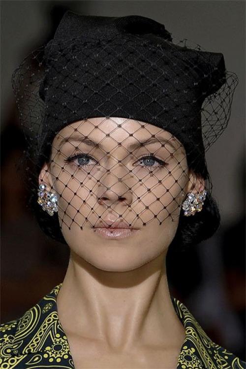 Как украсить вязаную шапку бисером. Как украсить шапку стразами своими руками (фото) 10 Как украсить вязаную шапку бисером. Как украсить шапку стразами своими руками (фото) 10