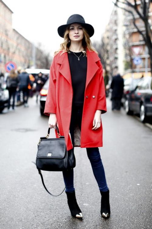 Зеленое пальто с какой шапкой носить. Шапки к яркому красному пальто 06