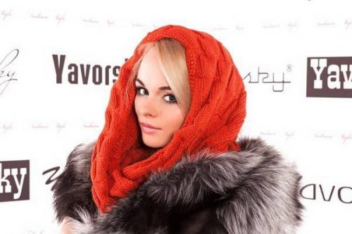 Как завязать легкий шарф-хомут. Как носить шарф-хомут – простые и эффектные образы