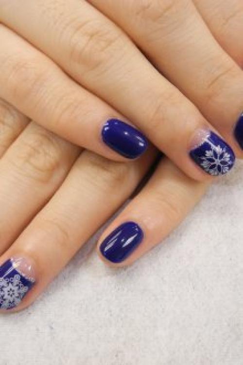 Маникюр с синим лаком с блестками.