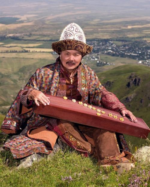 Национальный костюм казахов для мальчиков. Особенности мужской казахской национальной одежды