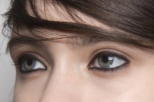 Новогодний макияж под серебристое платье. Как сделать макияж под серое платье?