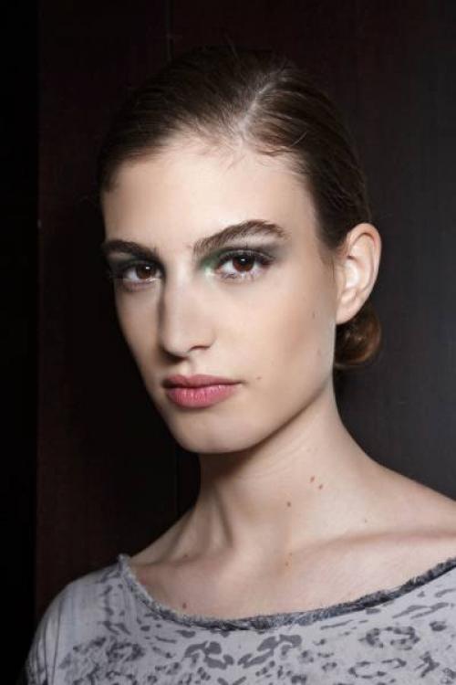 Новогодний макияж под серебристое платье. Как сделать макияж под серое платье?